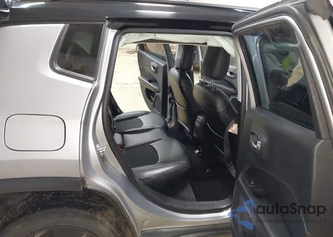 2019 Jeep Compass Altitude 4X4 z USA, uszkodzony, nr VIN 3C4NJDBB6KT679755